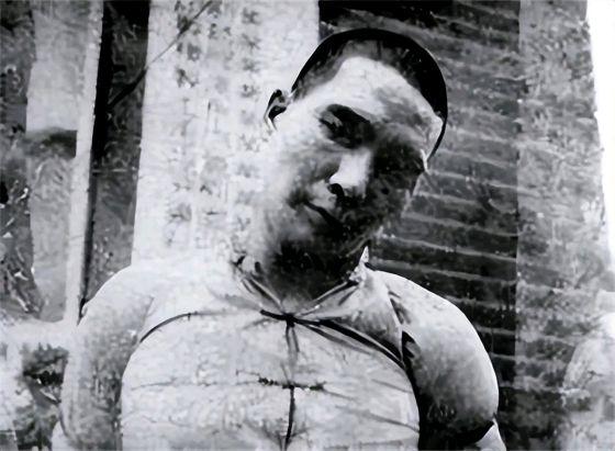 1950年初春的重庆街头，菜市场里人头攒动。一位挎着竹篮的大婶蹲在白菜摊前挑拣，