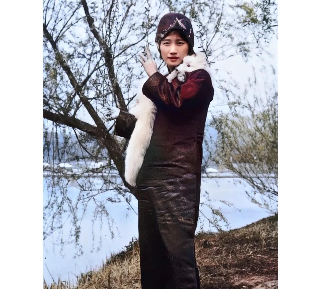 徐志摩的妻子陆小曼并不美！这是她年轻时站在湖边拍的一张留影老照片，都看一下呗！不