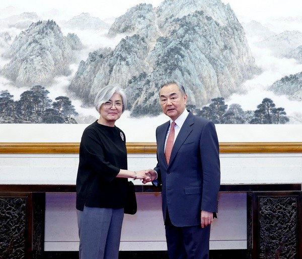 特朗普迟迟等不到访华邀请，中方“对美不抱幻想”，王毅在京会见另一美国客人特朗