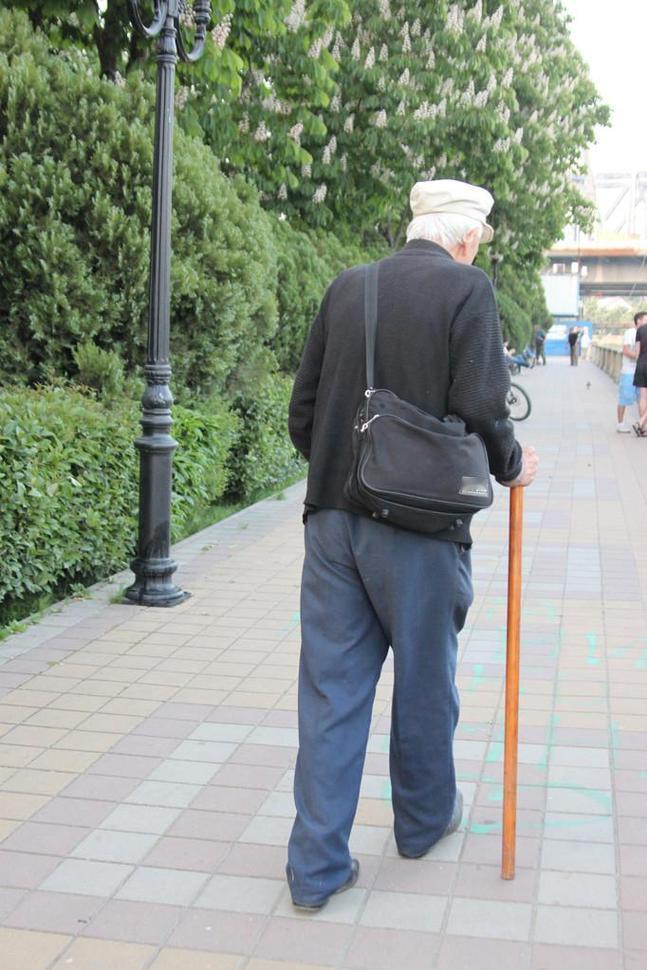 半小时挣一百块，天上掉馅饼了。下班开车进你小区，停好车，我家邻居王大爷拍一下我