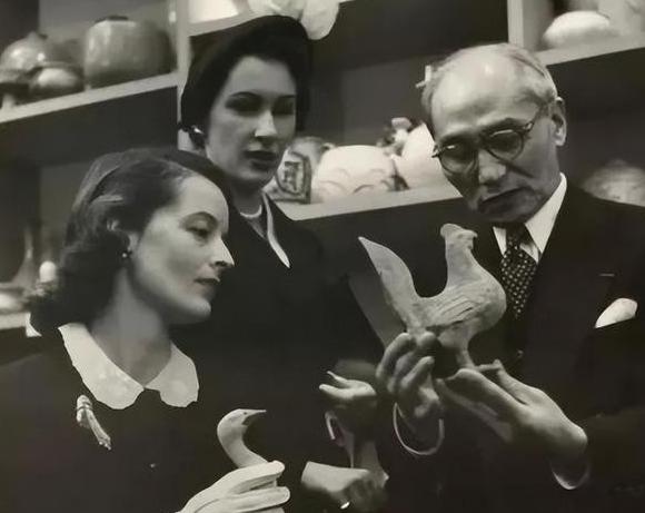 1910年，一30岁中国男人，娶了一个15岁的法国小姑娘，新婚之夜他不入洞房，却