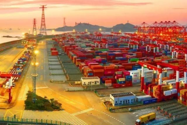 差距越来越大，中国经济还能追上美国吗？2025年中国GDP是140万亿人民币，换