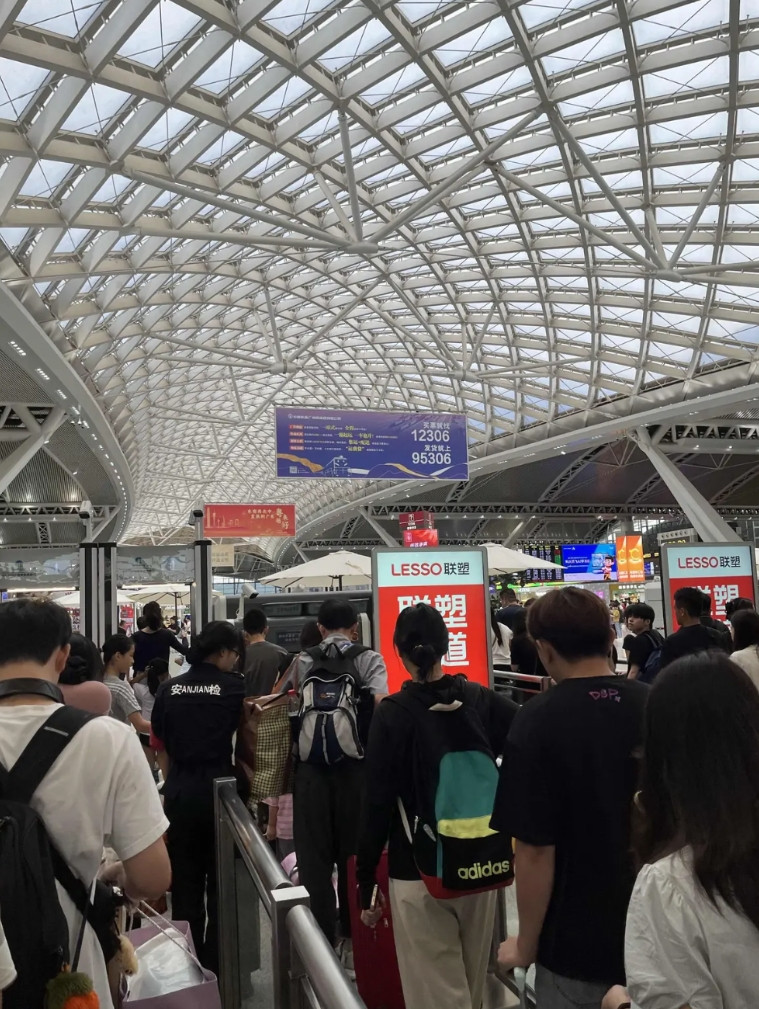 广州有很多个高铁站，广州白云站、广州站、广州南站。广州东站。乘坐最方便还是广州南