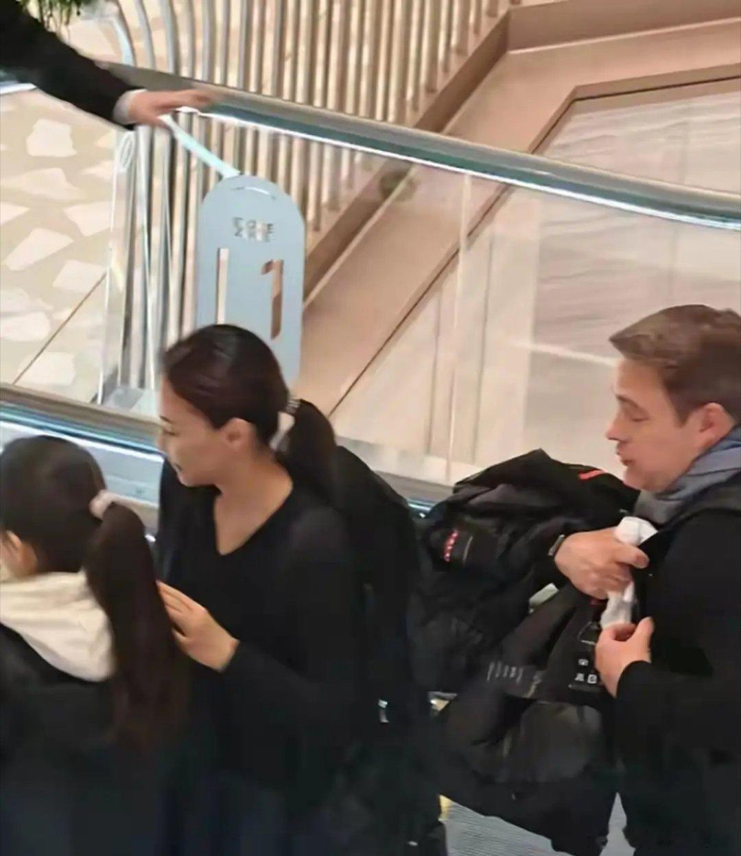 12月23日，上海网友偶遇马雅舒一家四口逛商场。48岁的她状态佳，12岁女儿米雅