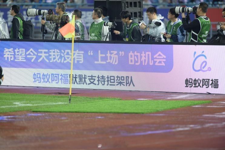 苏超唯一的团粉是担架队蚂蚁阿福去年就在赞助担架队了，大家都在调侃说“史上最卑微