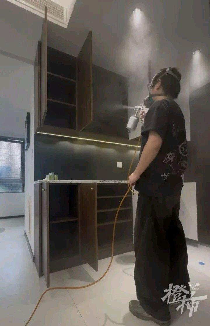 现在租房陷阱太多了！广州19岁模特小丁为来杭州做穿搭自媒体，在网上花13400元