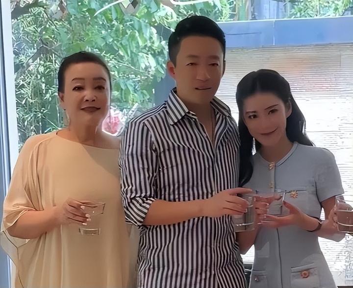 马筱梅和张兰从亲如母女到公开翻脸，全是硬碰硬的矛盾堆出来的。先是孩子冠姓闹