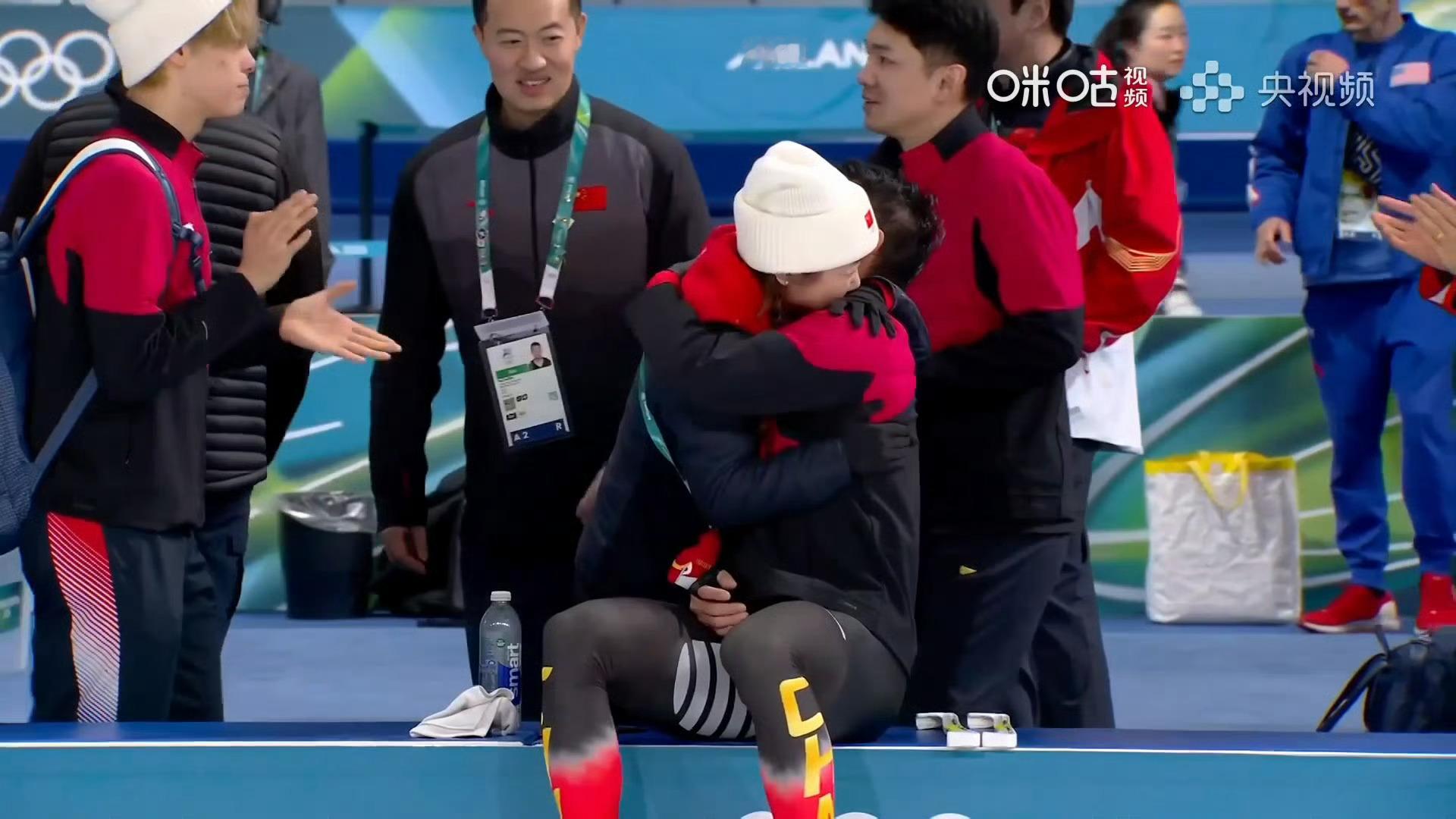 宁忠岩李琰拥抱从短道速滑到速度滑冰，李琰教练真是事业运！以后中国冰雪的优势项目