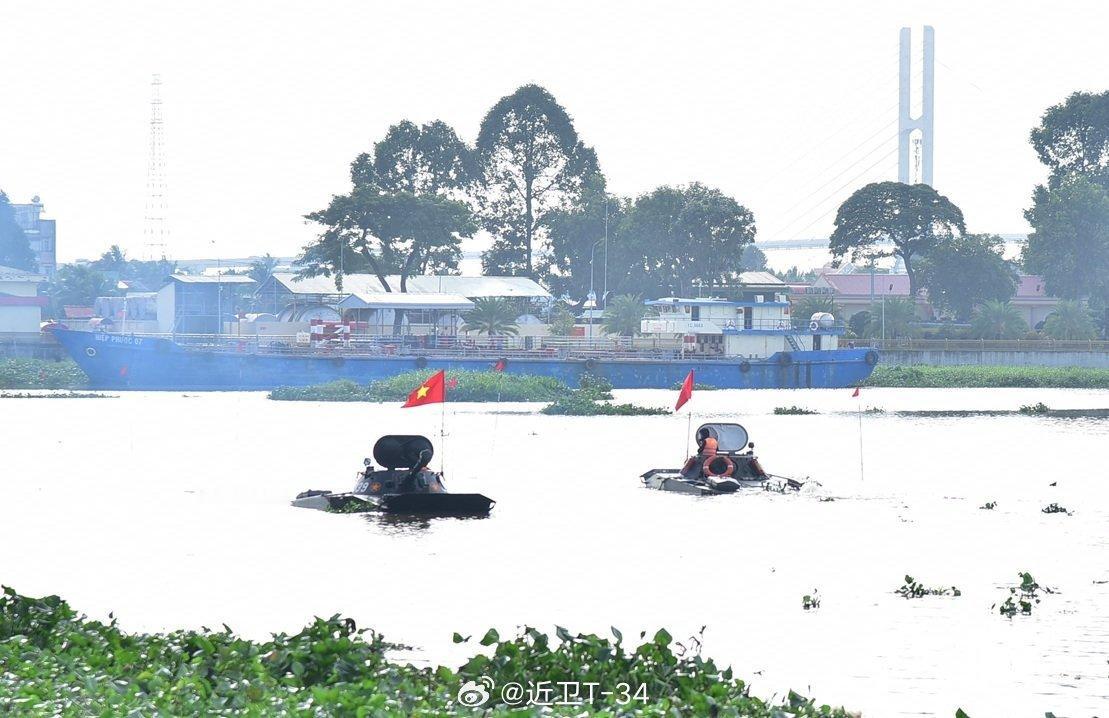 越军第九军区所属第416装甲旅的PT-76B水陆坦克和M113装甲车在实战条件下