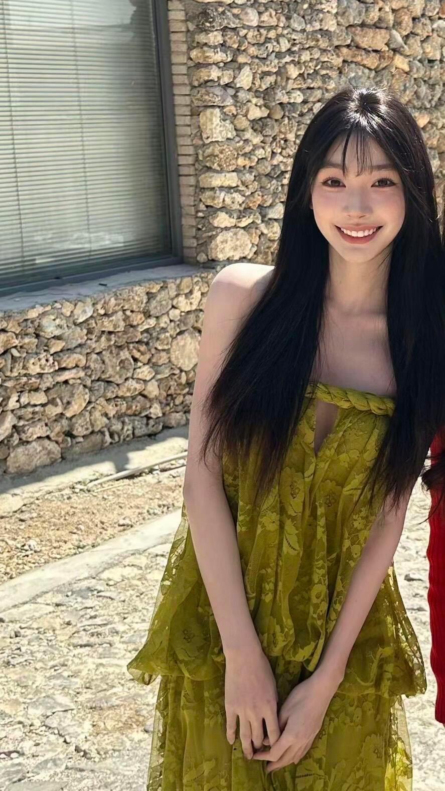 易梦玲在云南被偶遇，齐刘海造型好像仙女，在合照里好出众。