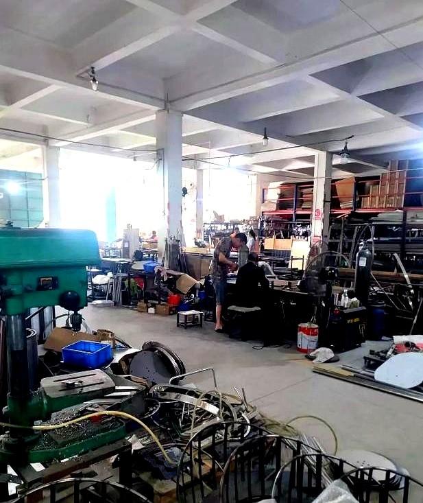 焊工跑光，老板还在算旧账12个焊工只剩3个，车间火花稀稀拉拉。老板把一天