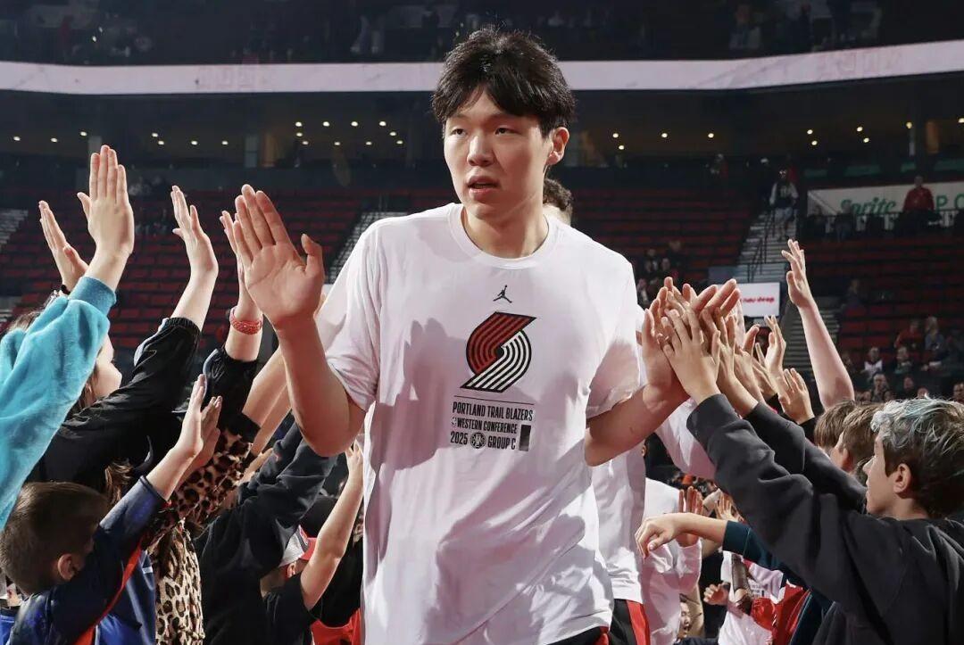 可发一笑！杨瀚森被下放发展联盟，蹦出一群“懂球帝”指点迷津，大肆报道，奔走相告，