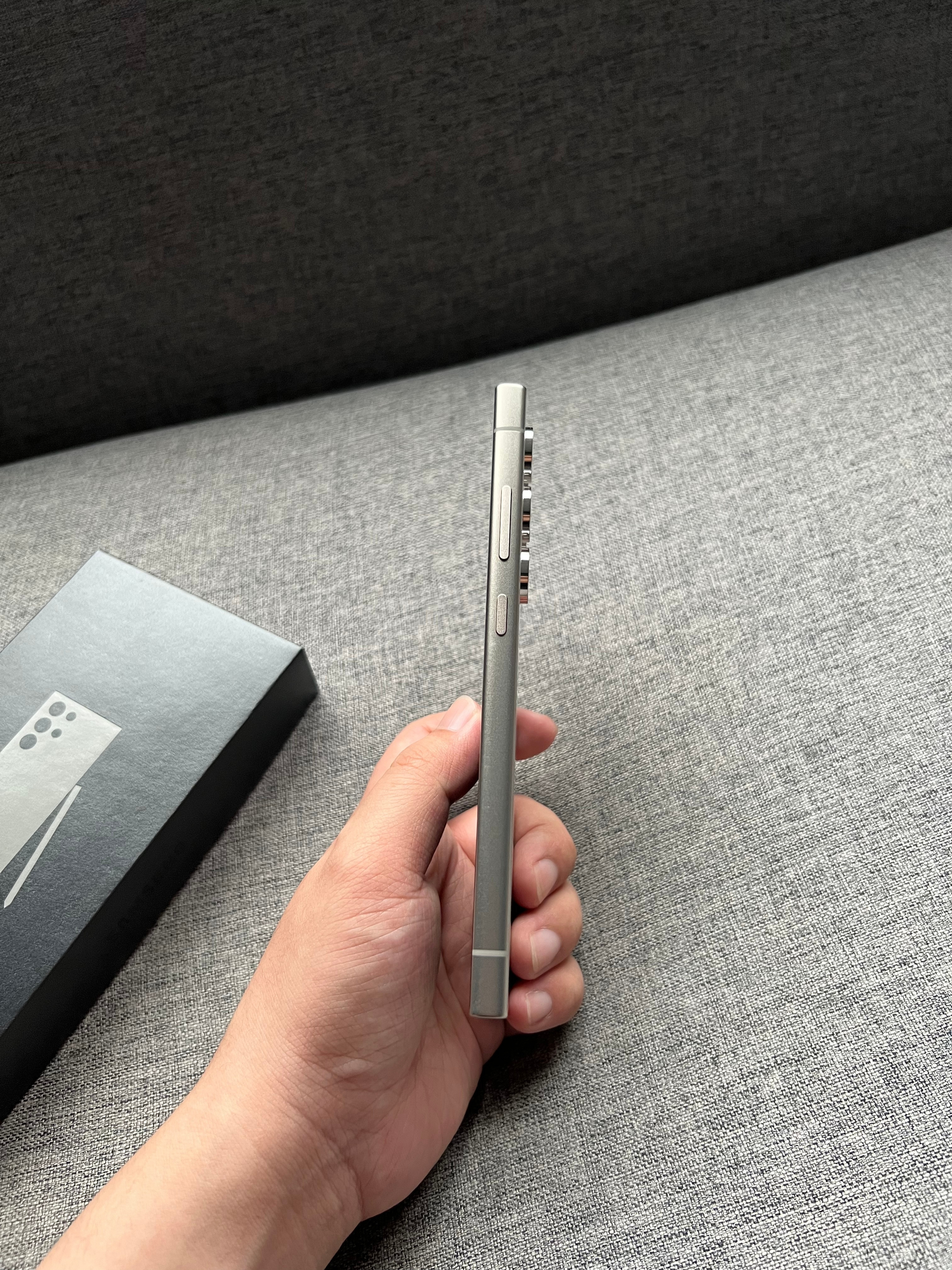 三星S24Ultra12+256G灰色国行在保，屏幕轻微痕迹，外壳划痕，单