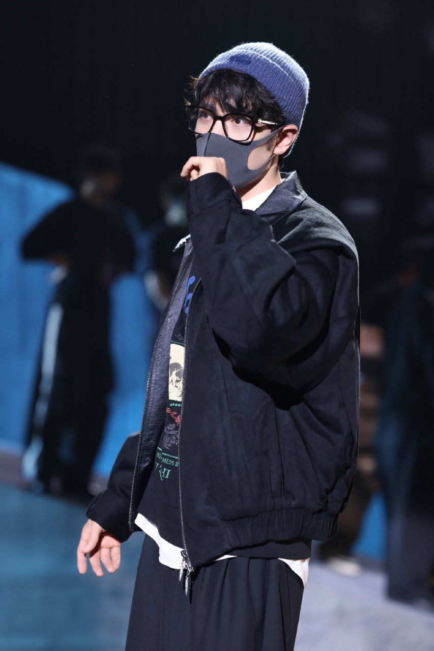 娱乐肖战私服彩排照肖战跨晚彩排肖战私服彩排照，这么帅！！