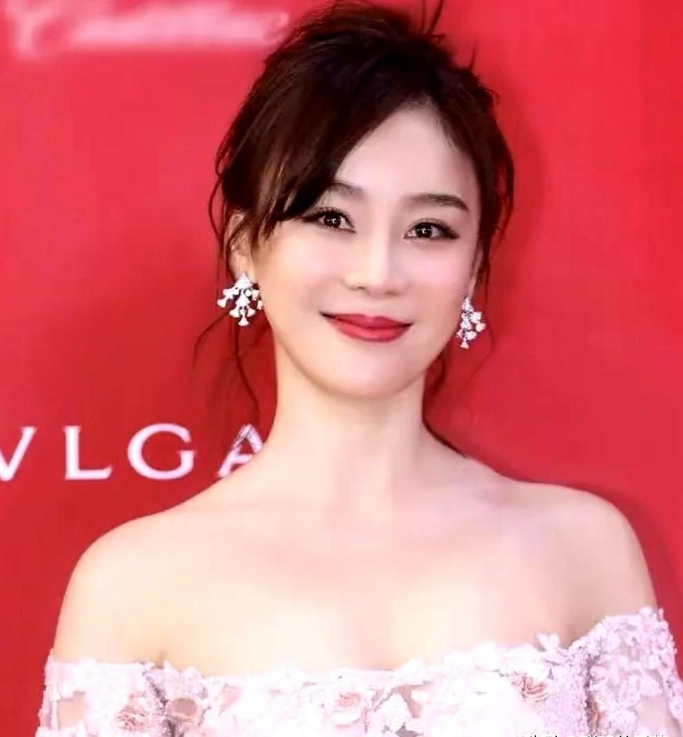 袁姗姗一句话，差点把节目组送走。这事发生在湖南卫视的《巧手神探》里。当时专家