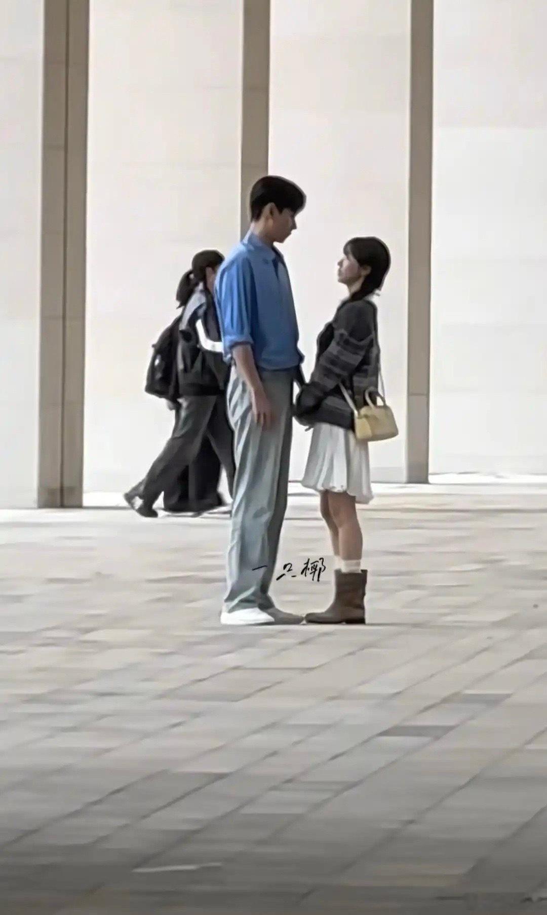 田曦薇不才160吗？咋都能到胡一天下巴了？难道胡一天头发长有28CM？？？​​