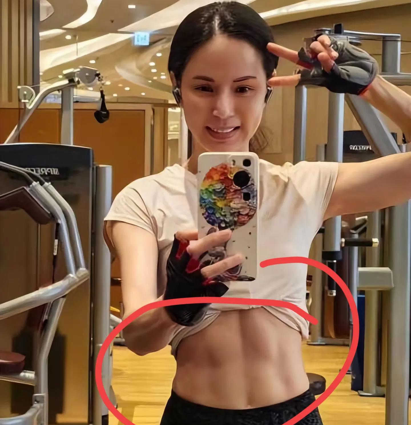 纪凌尘肯定郁闷死了，阚清子刚把他的脸打得夸夸响，现在连59岁的李