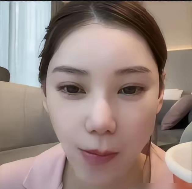 疯啦，这么贵谁买呀——这话从汪小菲嘴里蹦出来时，马筱梅在直播间笑得直摆手。那是