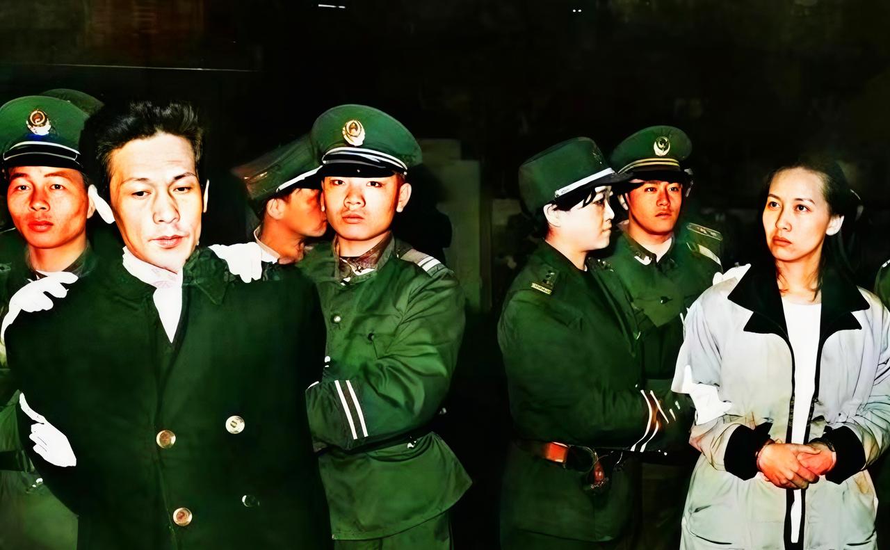 深圳体育馆公审那天，王建业没说话，史燕青一直在看。这事过去三十年了，网上还说他