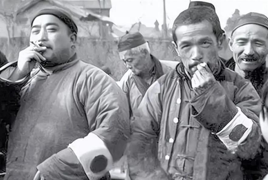 1941年，一大娘请汉奸侄子吃饭。席间她压低声音说：“孩子，给我弄三百发子弹。”