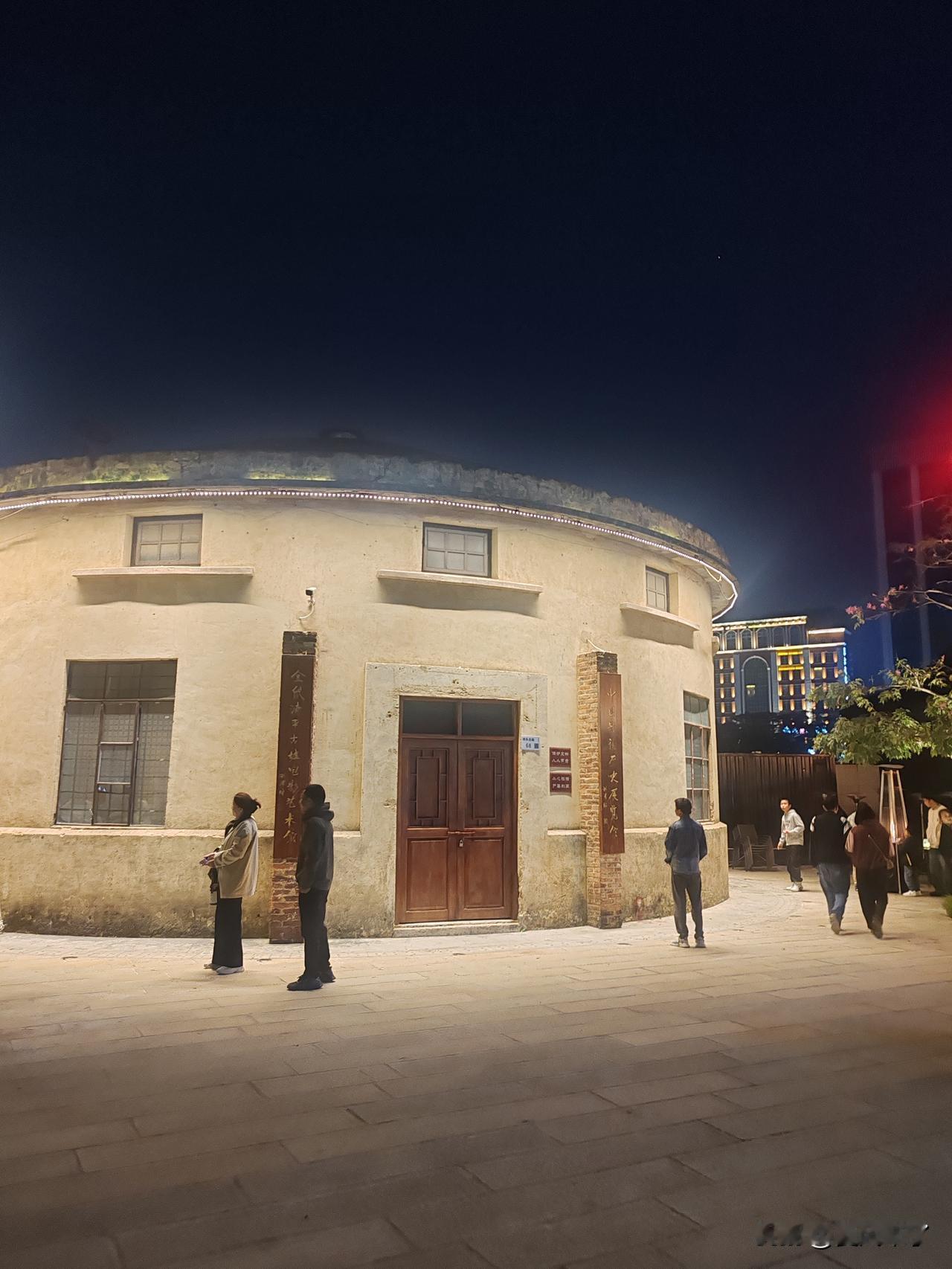 “左青龙、右白虎、前朱雀、后玄武”的风水格局，认为这样就能聚气纳财、保佑宗族兴