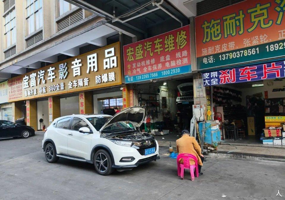 现在的汽配城，改音响的没了、改皮内饰的没了、升导航的没了、装记录仪的也没了。毕竟