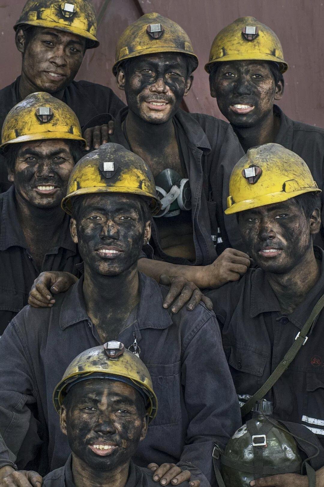 选择大于努力，职业决定命运。读书改变命运，绝对不是空谈。我的两个小学同学，刚