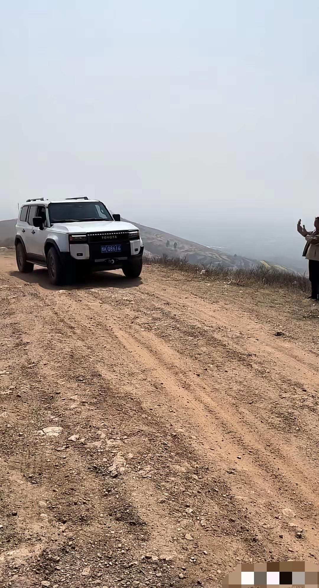 于东来又换车了！今天有网友在禹州大v沟偶遇于东来，发现他又换车了。前几天在乌兰