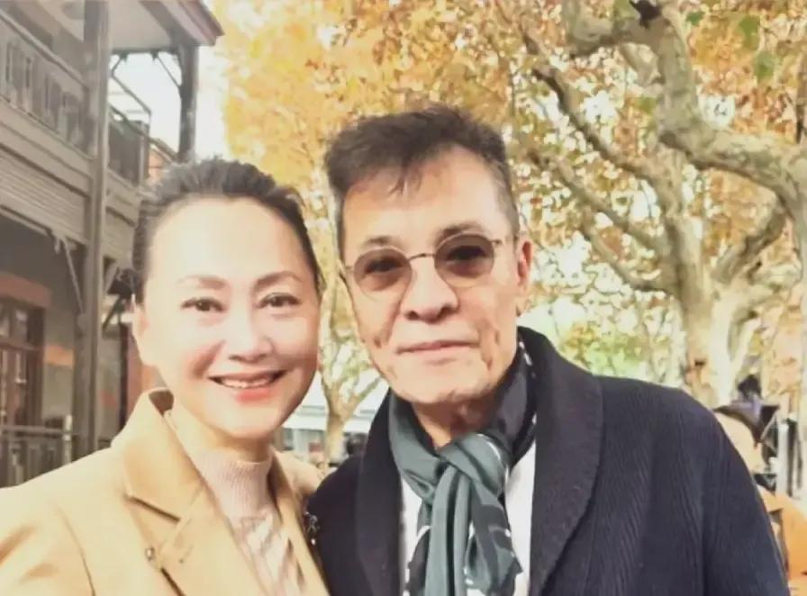 大宋佳连夜打飞的回上海给上戏过生日，顺手跟刘威拍了张肩并肩的合影。照片里她黑大