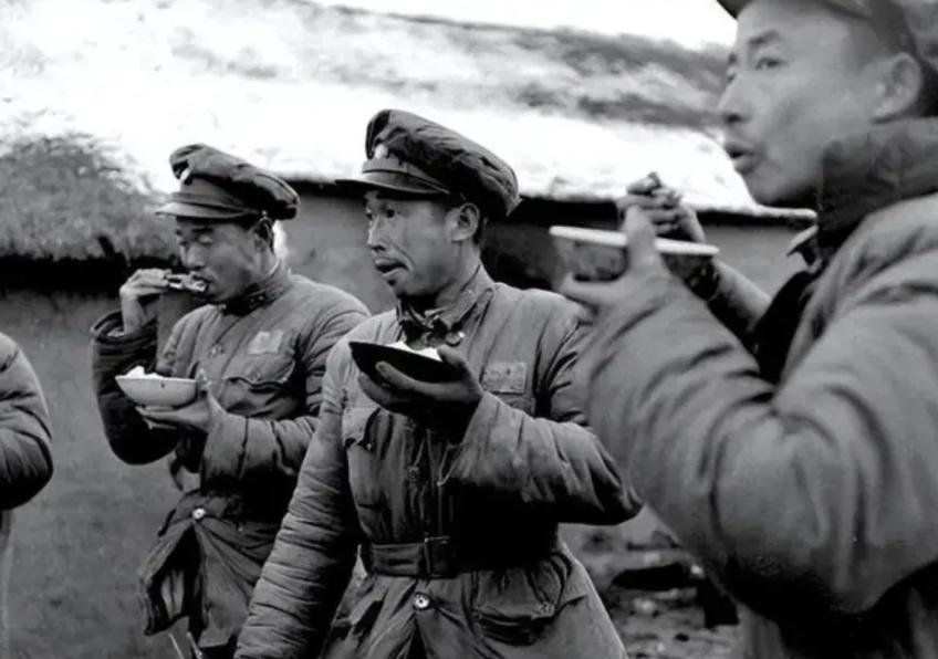 🌞1949年，高邮解放。十几名地下党被拖出去枪毙，组织认定他们已牺牲，谁知