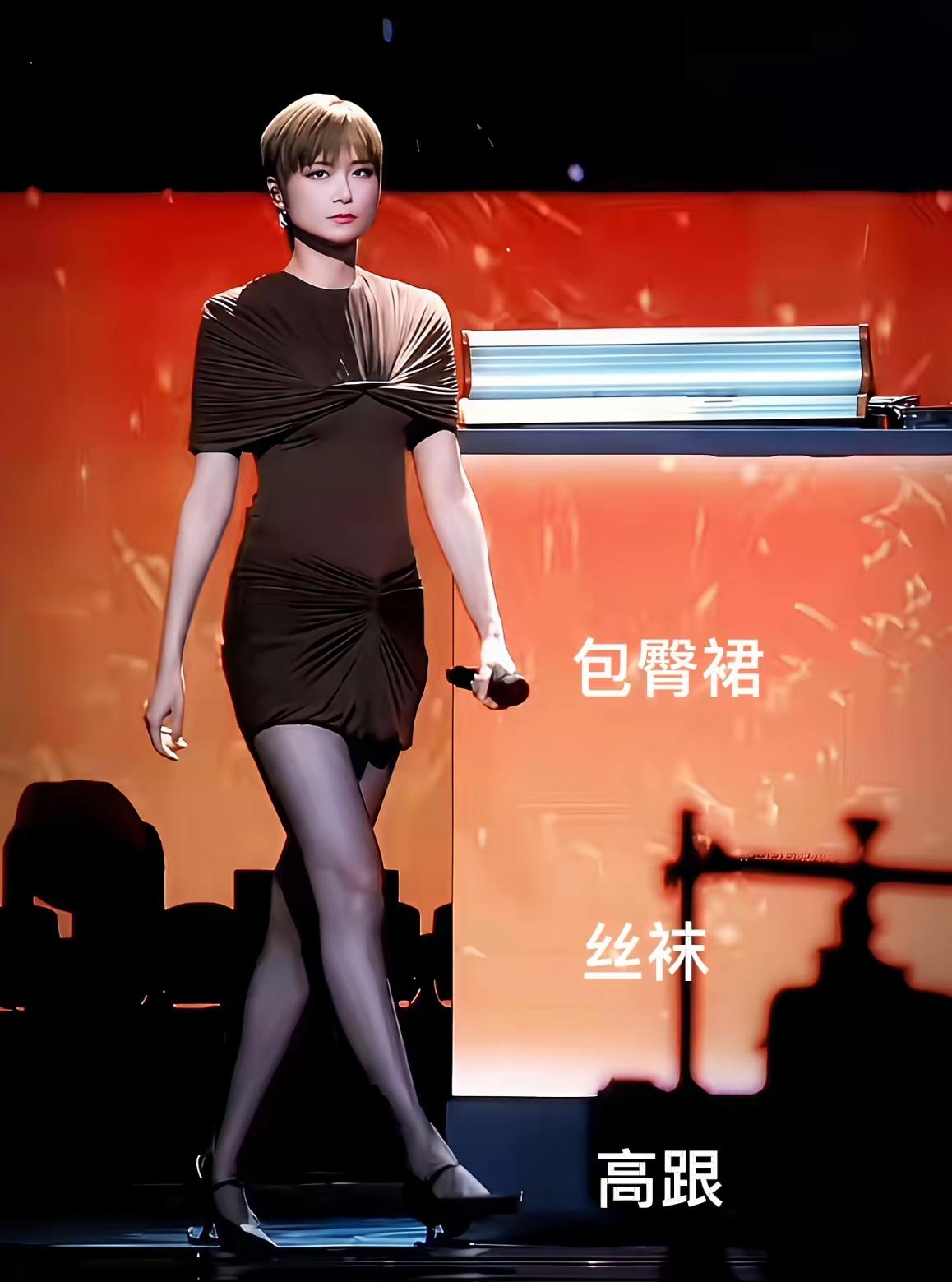 真没想到李宇春这个当红的明星，也有淑女的一刻。春哥，一改往日男子汉的形象，把