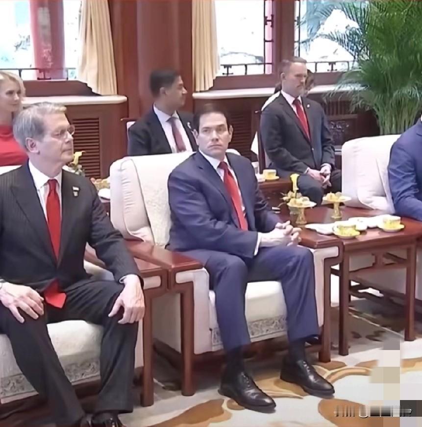 美国代表团没有一个翘二郎腿的，都坐的很端正，双手放在膝盖上，样子乖巧的像是小学生