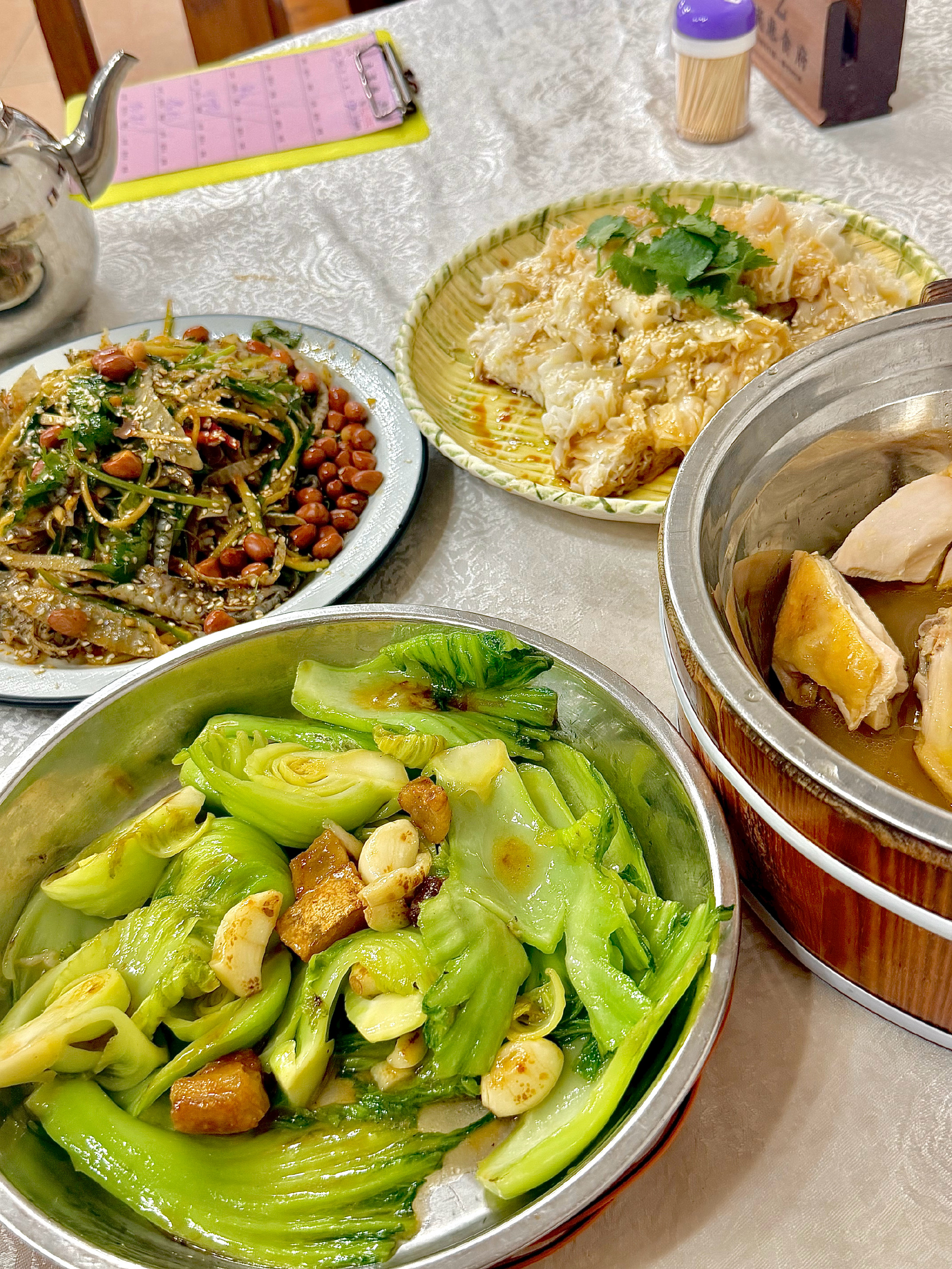 到广州海珠区推荐的一家粤菜饭馆。  公司附近的店，堂食为主，也点过好多...