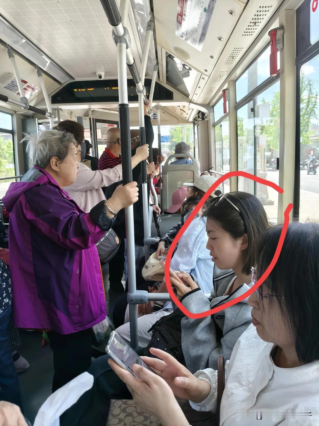 看到文中画面：公交车上，一个年轻人独自坐着，还用背包占着邻座，旁边老人只能全程站