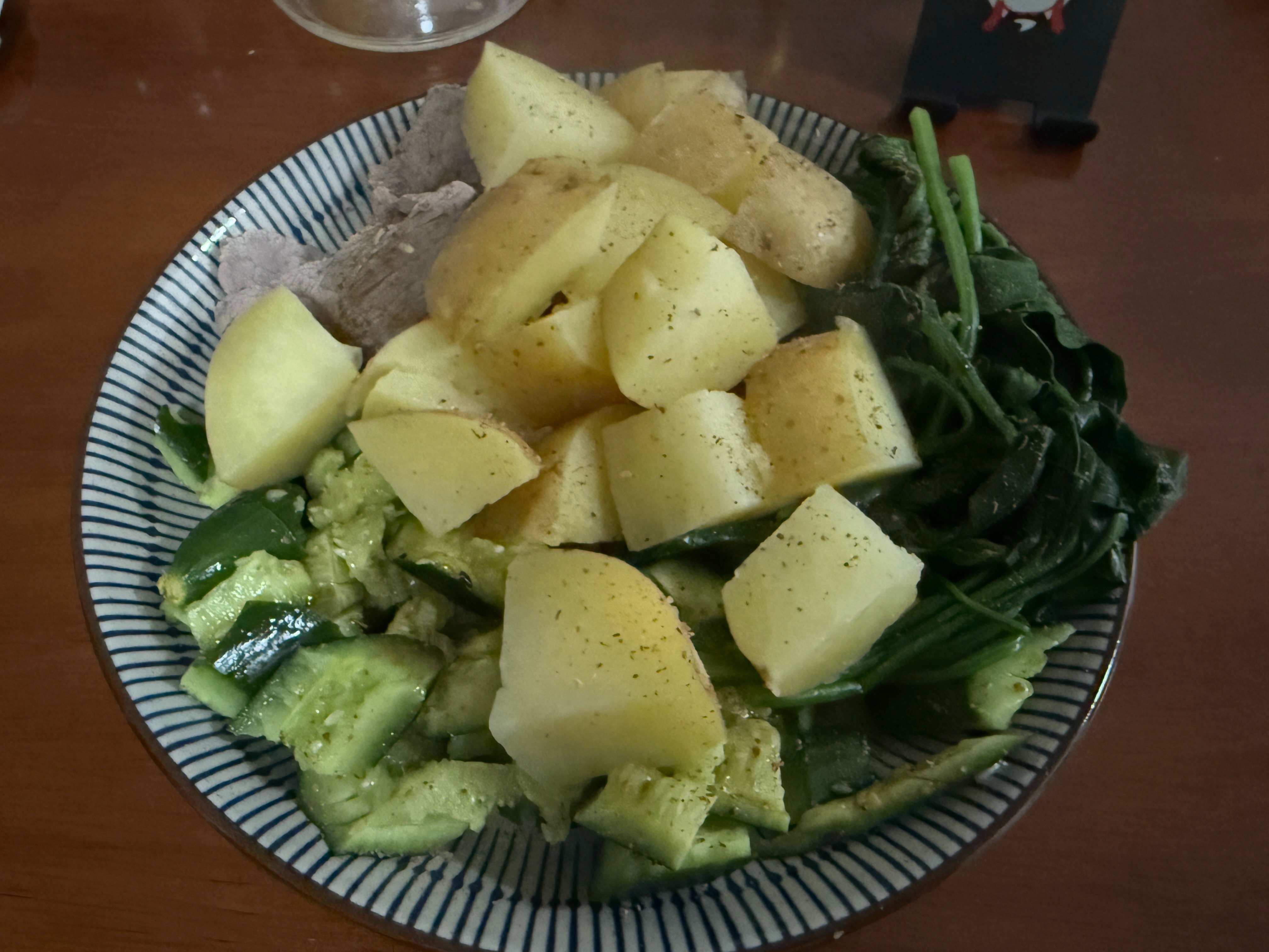 今天晚饭吃的啥？黄瓜菠菜牛肉土豆一些凤梨说好减脂的来打卡了，第5️⃣天生活手记