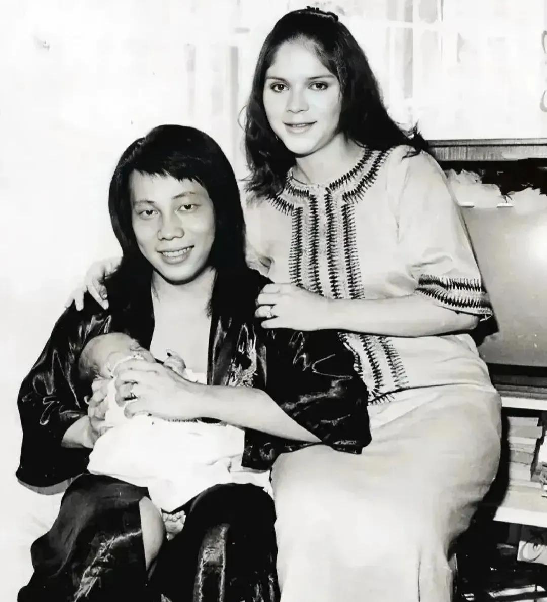 梁小龙与首任妻子全家福曝光，夫妻2年内先后去世，只剩下女儿了！1月18日，77