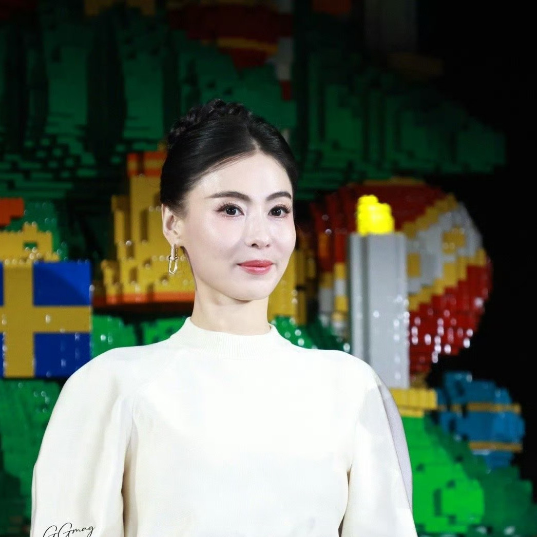 她这脸是女娲毕设吧？43岁张柏芝生图曝光，骨相直接杀疯了！刚刚刷到一组她的高