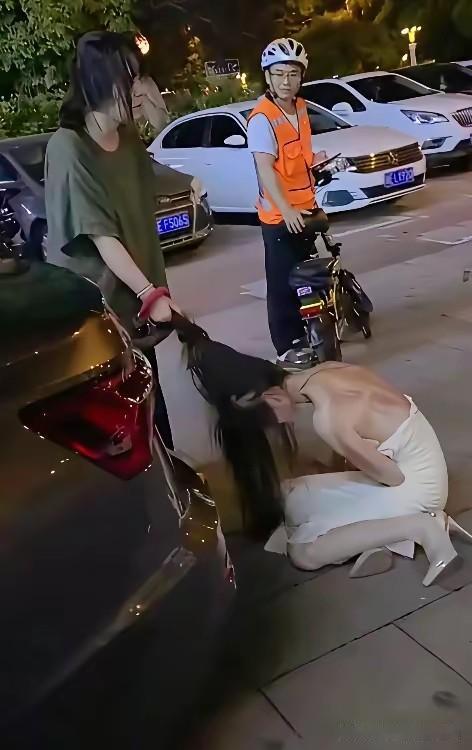 原配当街暴打白衣小三后续，网传原配和小三跳河上吊都是谣言，都活的还好好的呢！只是