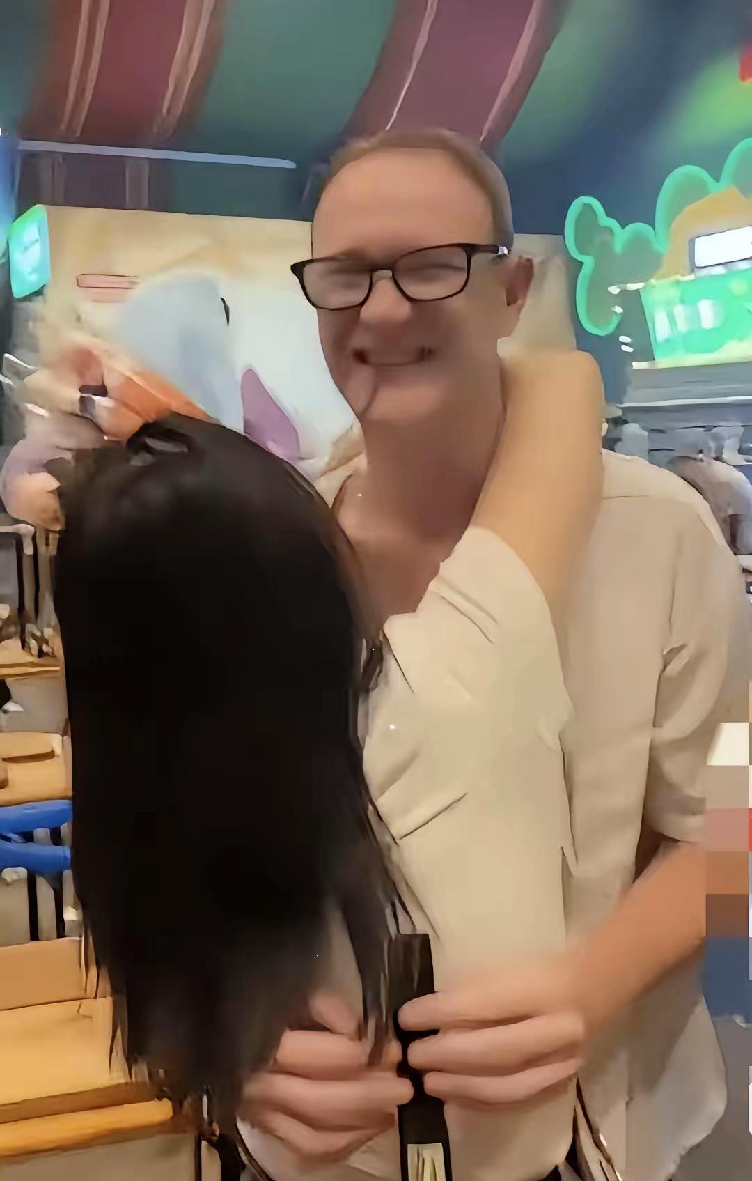 我女儿在读大学其间，开学第一天她们的导员就告诉她们不许去外国留学生区域，特别是女