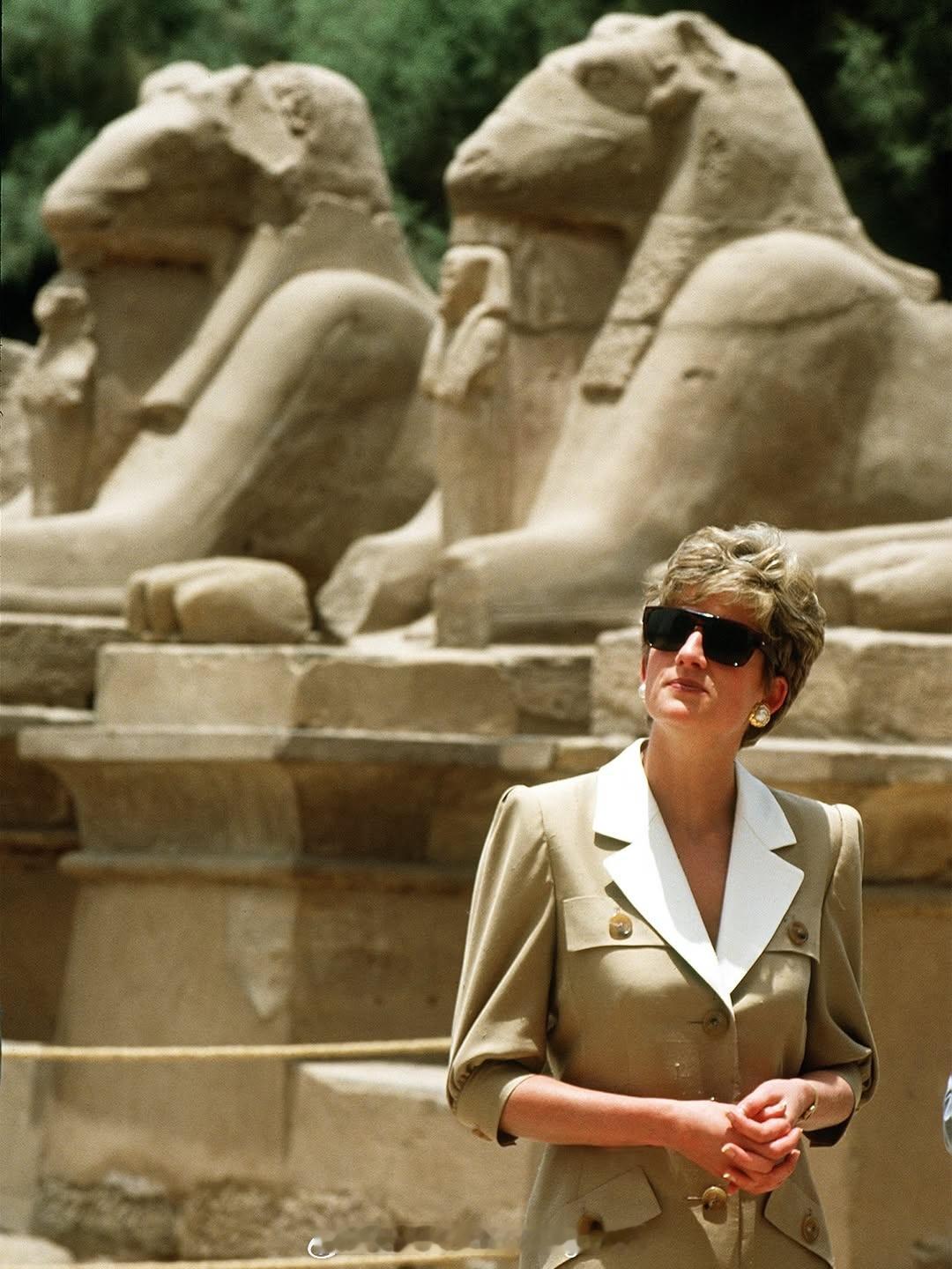 1992年5月，戴安娜王妃独自完成了为期6天的埃及官方访问（5.11–5