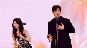 镜头从毛晓彤一下切到宋茜时给人吓一跳，宋茜这什么造型？真的，第一眼不敢认，怎么能