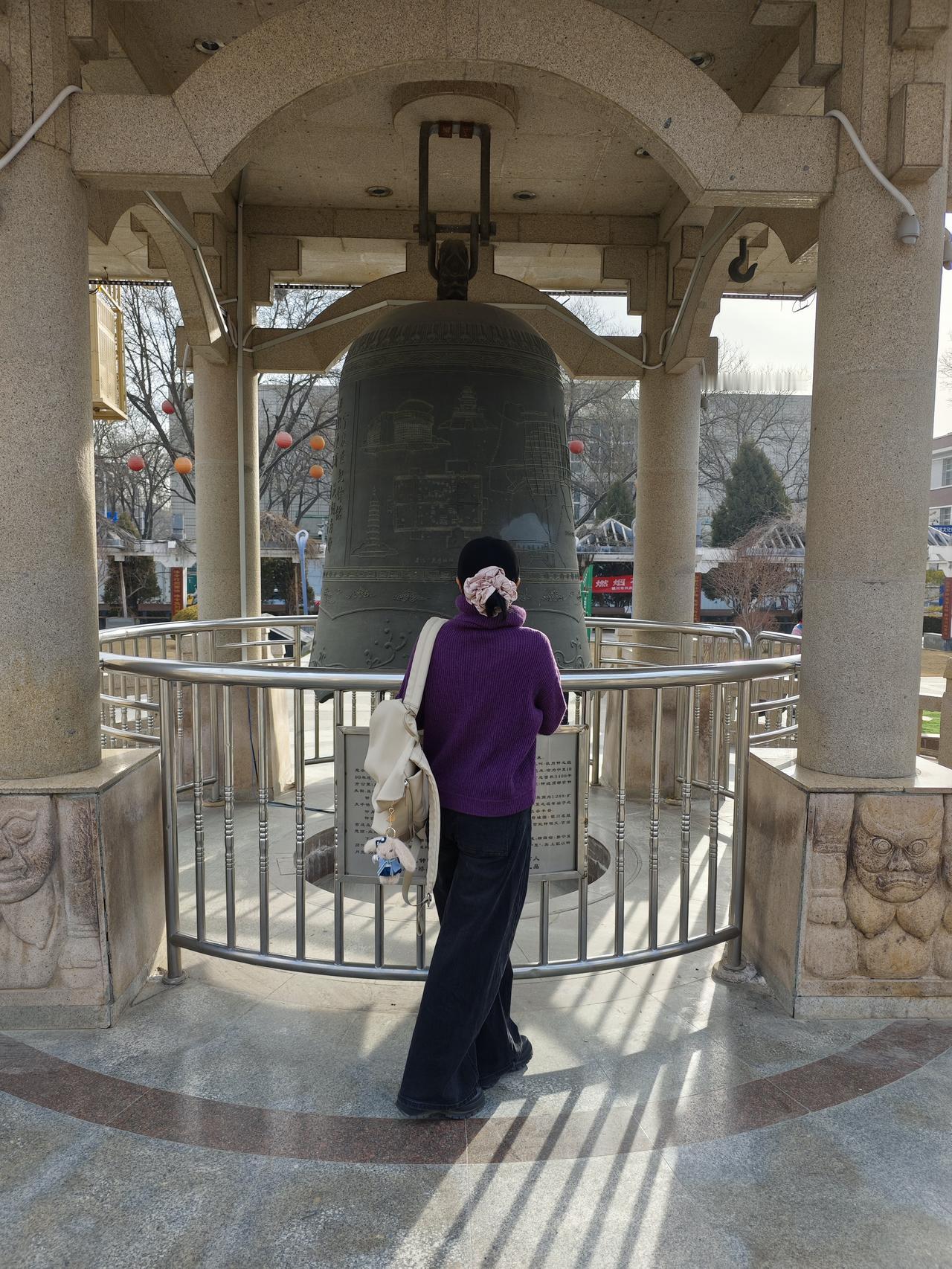 每个人都应该接纳自己的不完美，接受生活中的各种不如意，不去纠结过去，不焦虑未来，