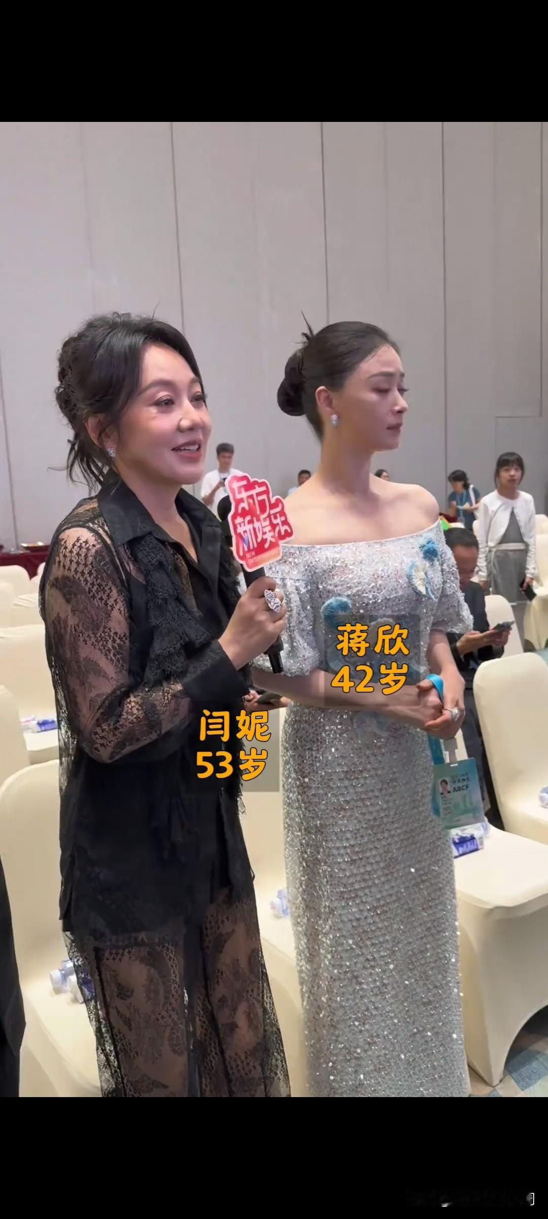 闫妮白玉兰后台微醺开唱，蒋欣快无语了[呲牙笑][呲牙笑][呲牙笑]笑死了，蒋欣眼神充满