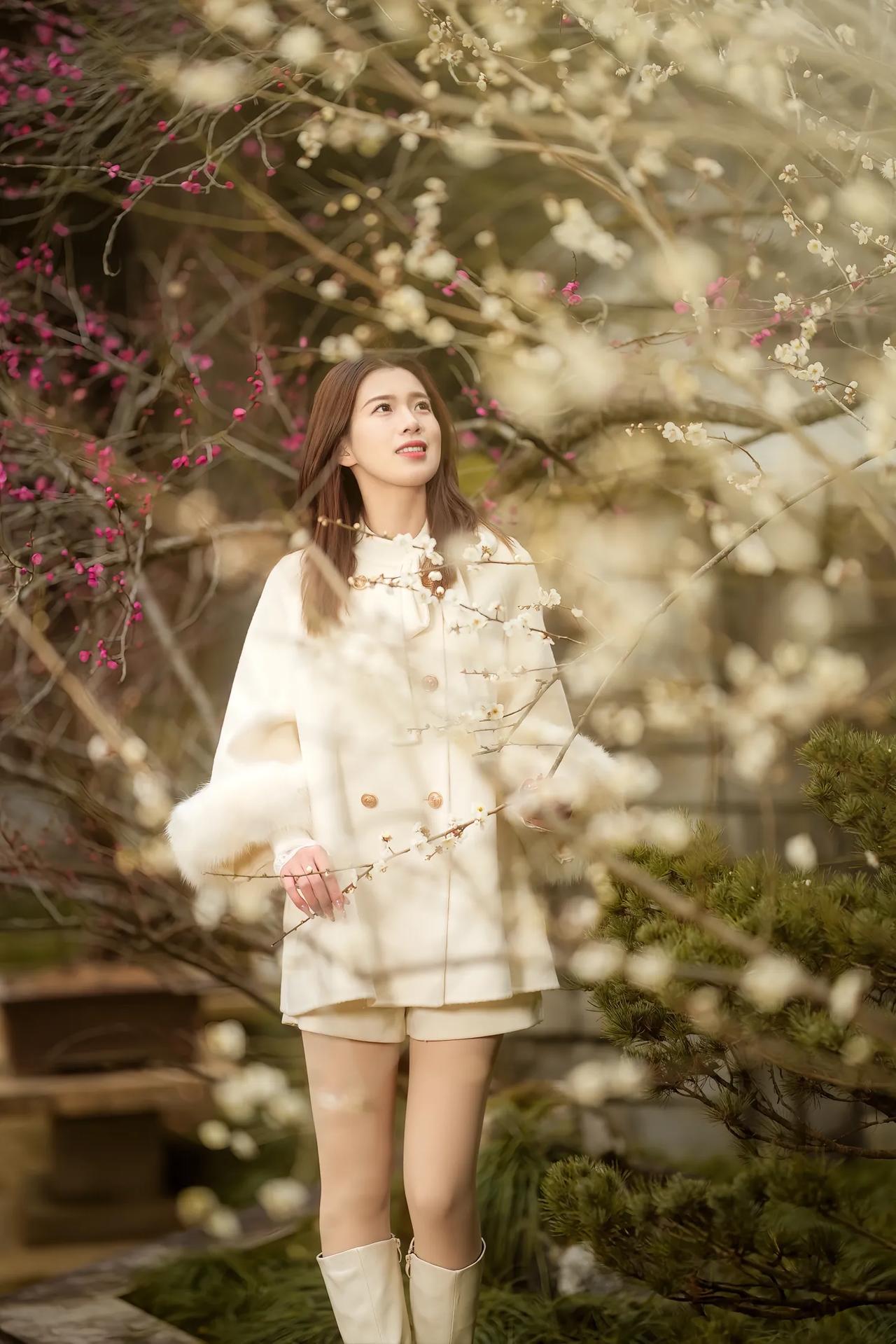 春风拂面来，花影入梦来。