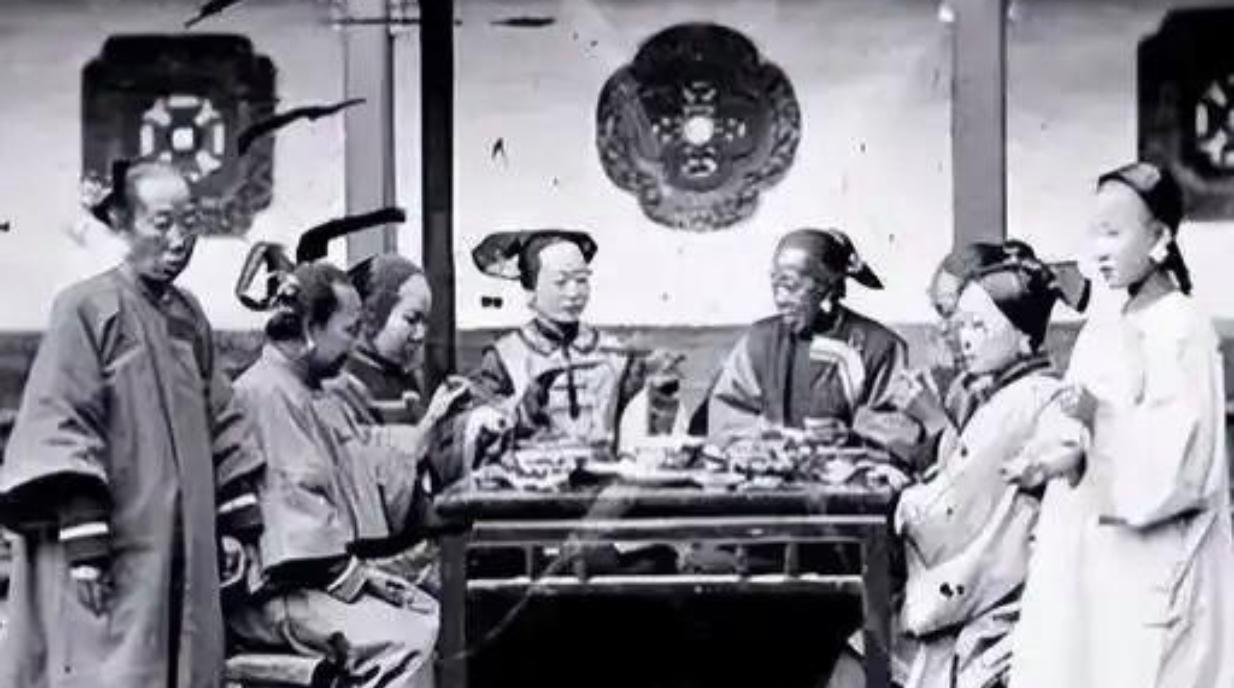 1879年，一位朝廷高官醉酒回府，无意间改变了一名丫鬟的一生。这本是一桩宫府里的