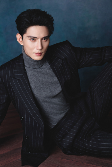 徐正溪身上那份从容和自信，是时间赋予的礼物。经历沉淀后的他，不仅外表更加成熟，气