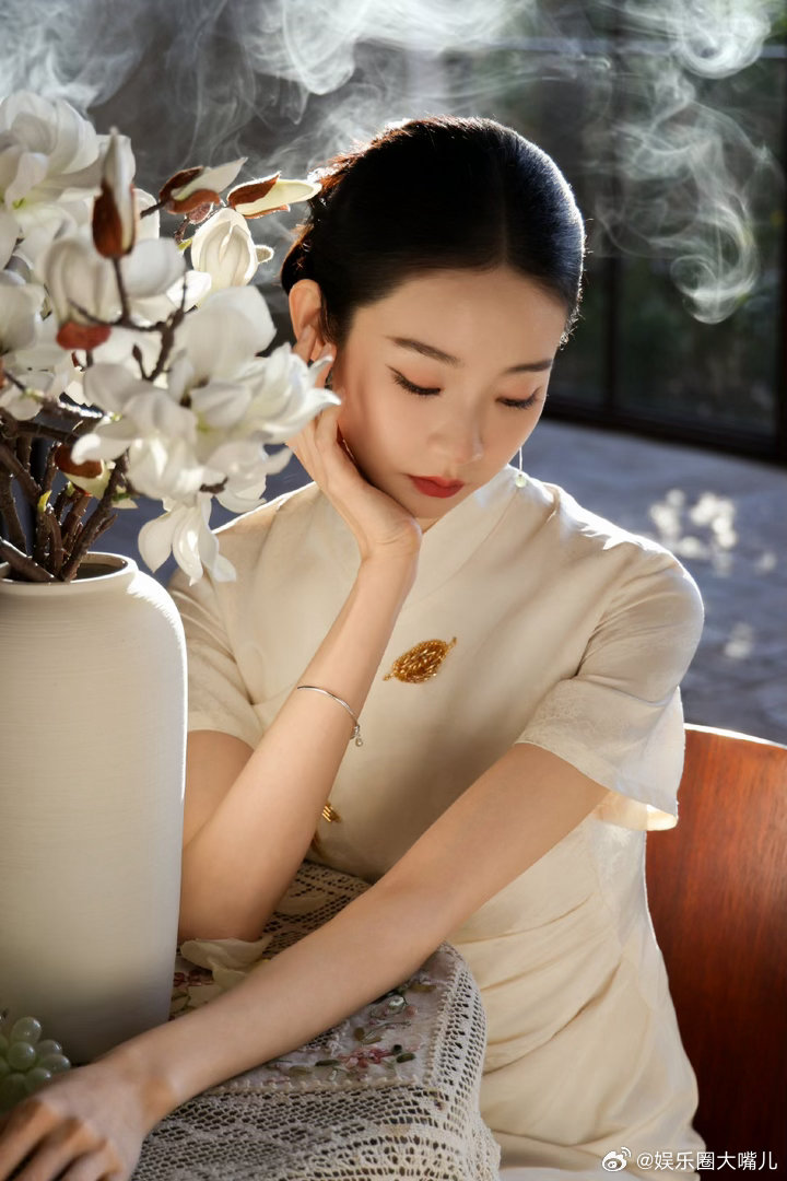 张艺凡民国美人张艺凡的民国造型太有味道了！白玉兰旗袍尽显东方雅致，自带的故事感
