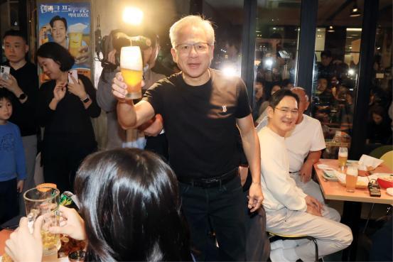 这可能是史上最贵的一顿炸鸡。 英伟达老板黄仁勋在首尔吃了顿炸鸡，喝了几杯啤酒