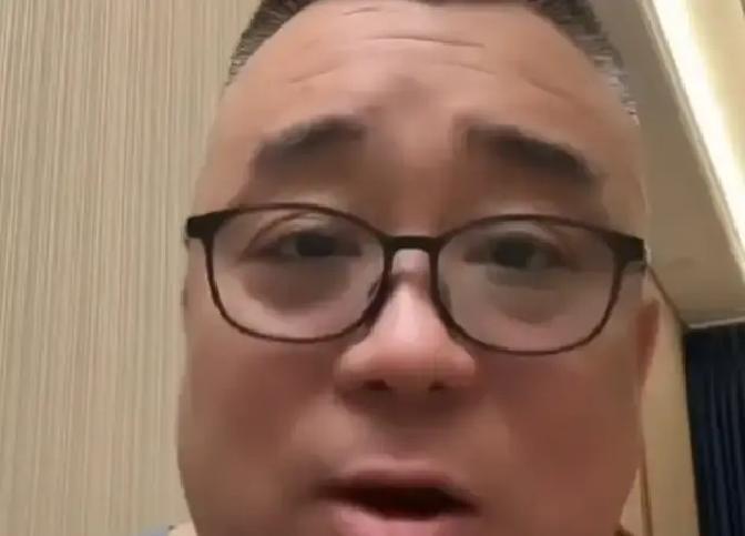 豹哥突然对着镜头说想见王惠，想当面聊聊。这话一出，相声圈又开锅。他是杨议的徒