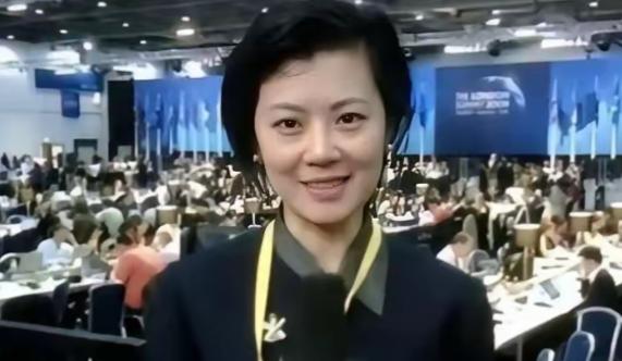 “我愿意放弃中国国籍，自愿加入英国。”前央视主持人姜丰在英国入籍文件上签下这行字